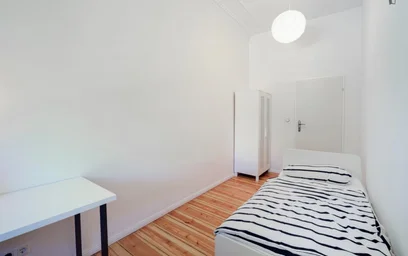 Quarto para alugar com cama de casal em {area}