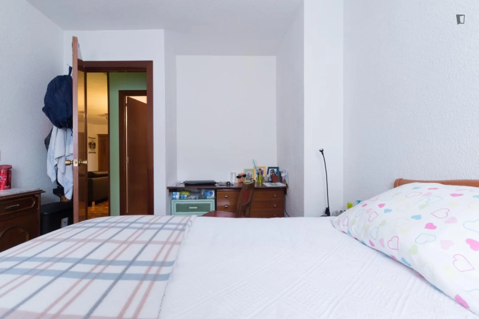 Quarto de estudante luminoso e arejado com acesso fácil à universidade em 