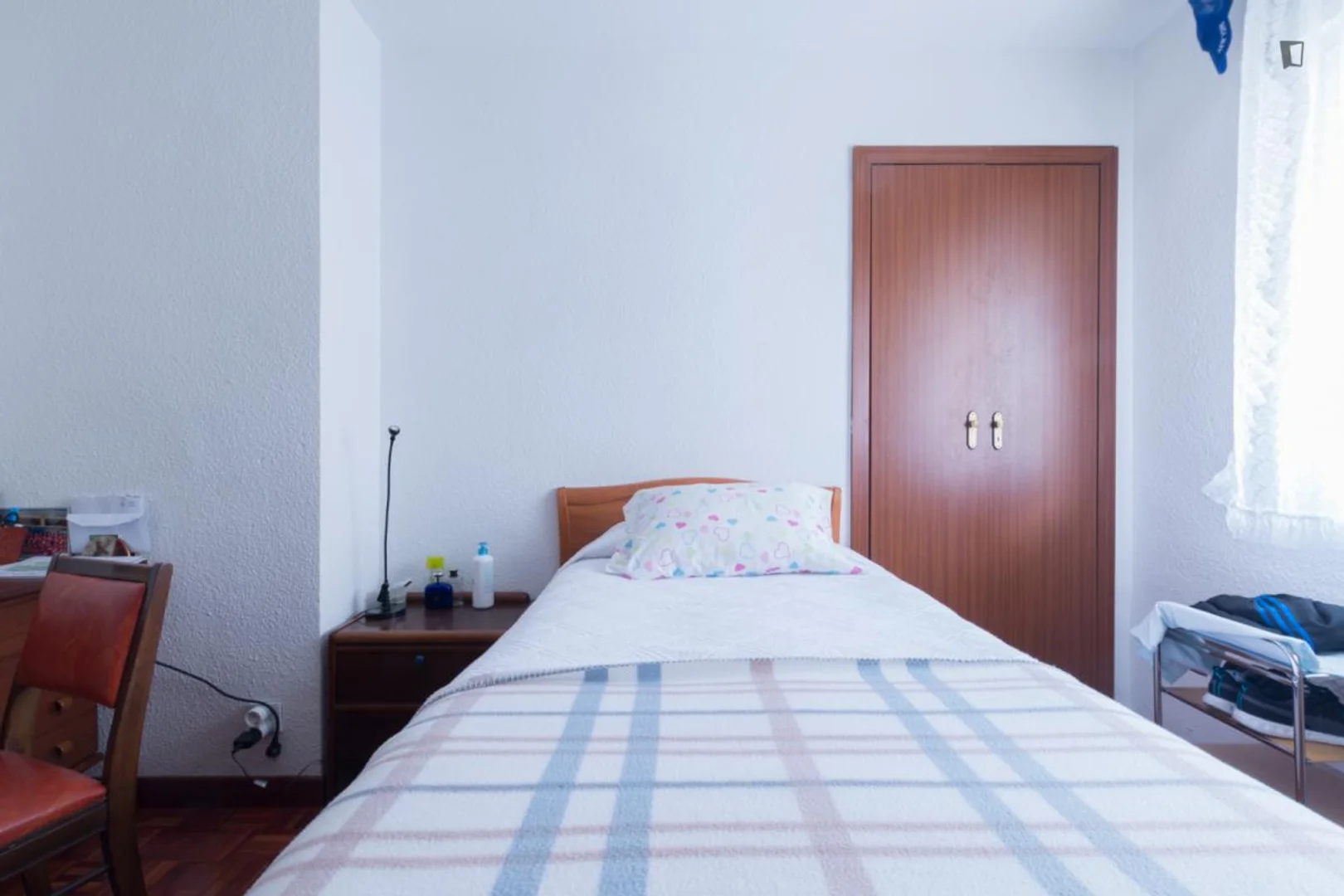 Quarto acessível para estudantes com iluminação ampla em 