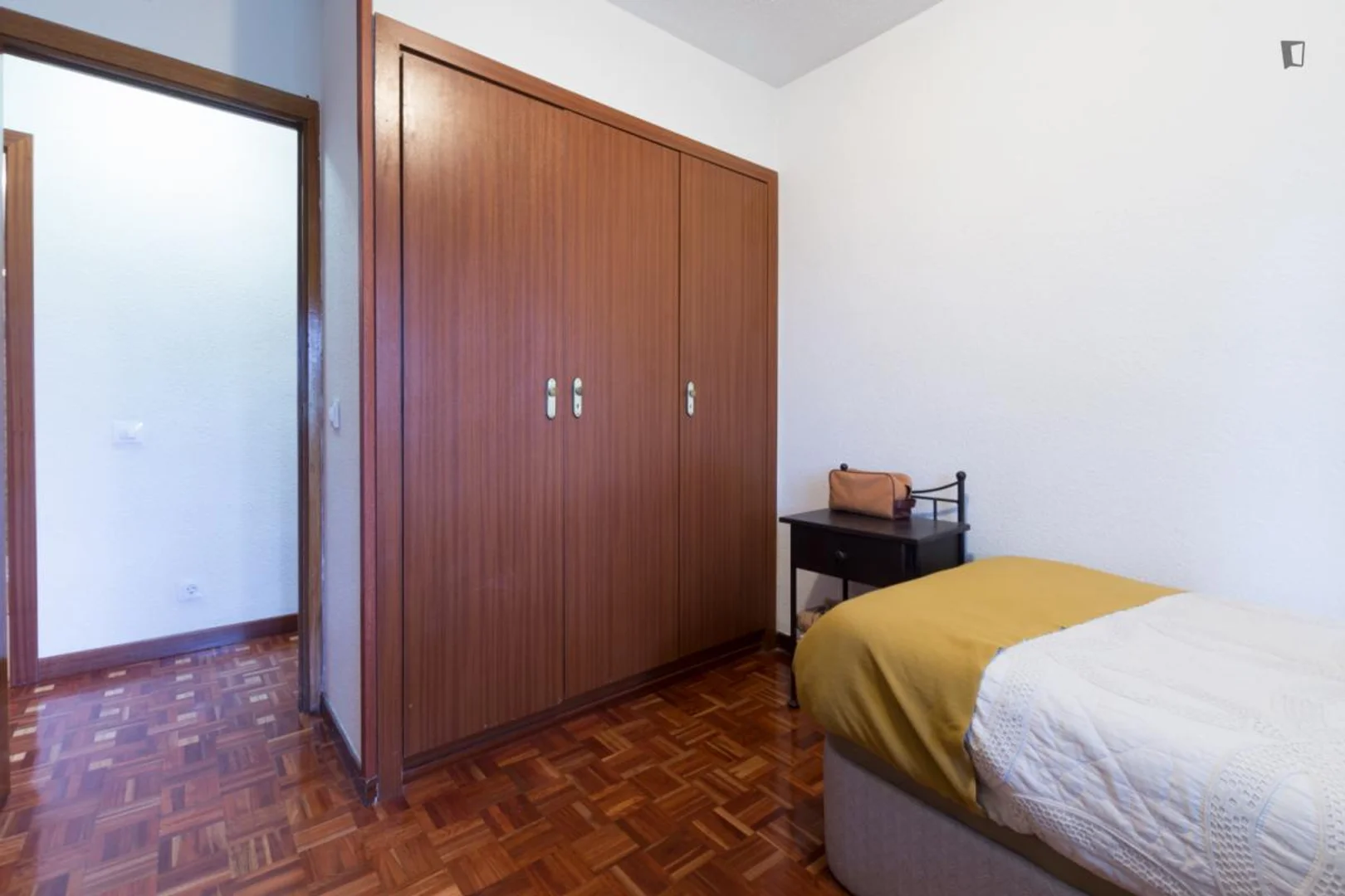 Stanza per studenti luminosa e ariosa con facile accesso all'università a