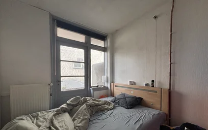 Quarto para alugar com cama de casal em {area}