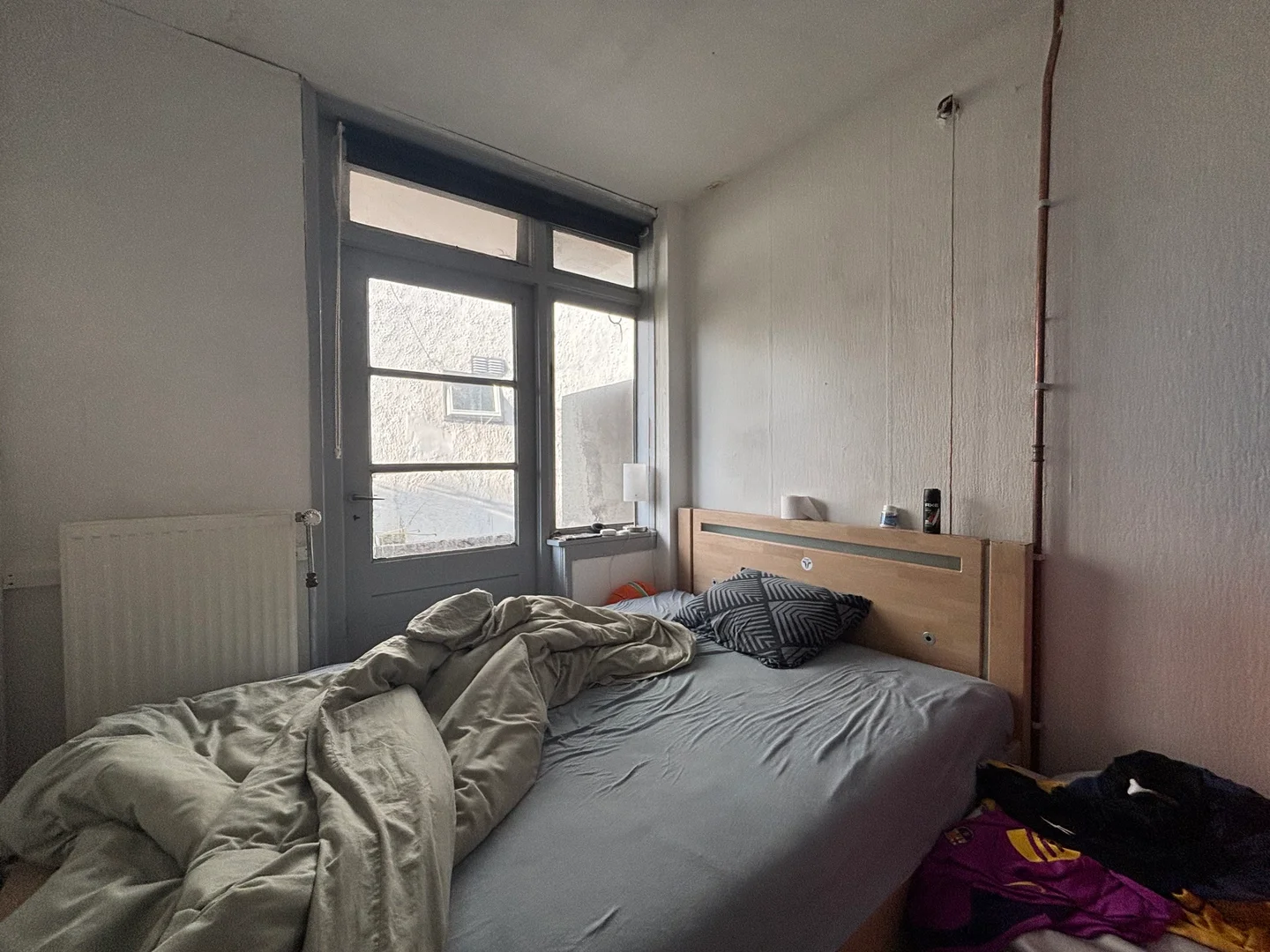 Quarto de estudante luminoso e arejado com acesso fácil à universidade em 