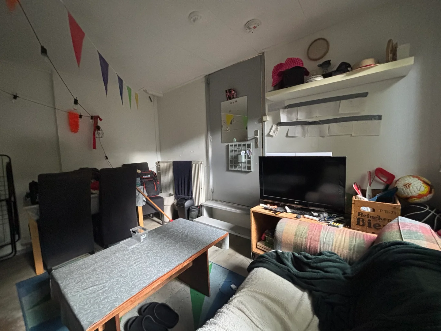 Quarto acessível para estudantes com iluminação ampla em 