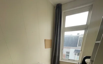Quarto para alugar com cama de casal em {area}