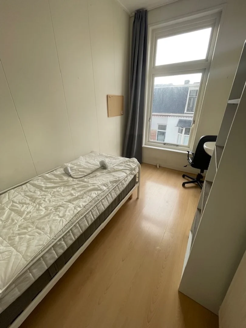 Quarto de estudante confortável e espaçoso em 