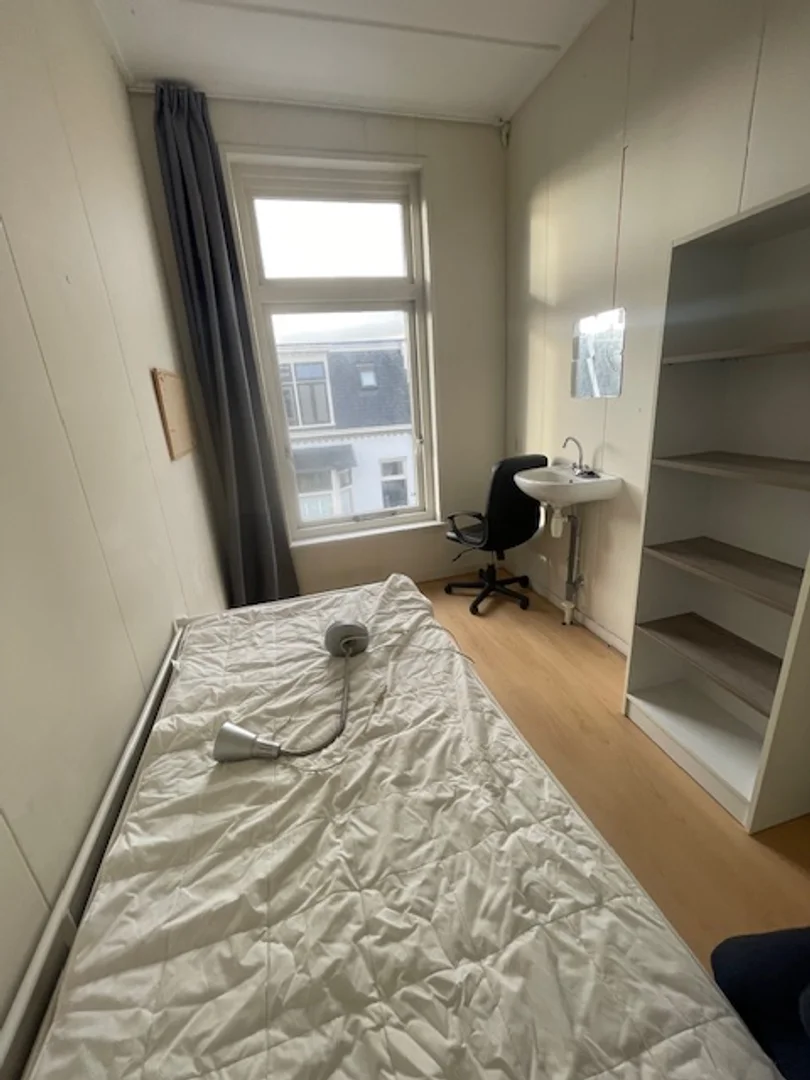 Quarto para alugar em apartamento de estudantes em , totalmente mobilado