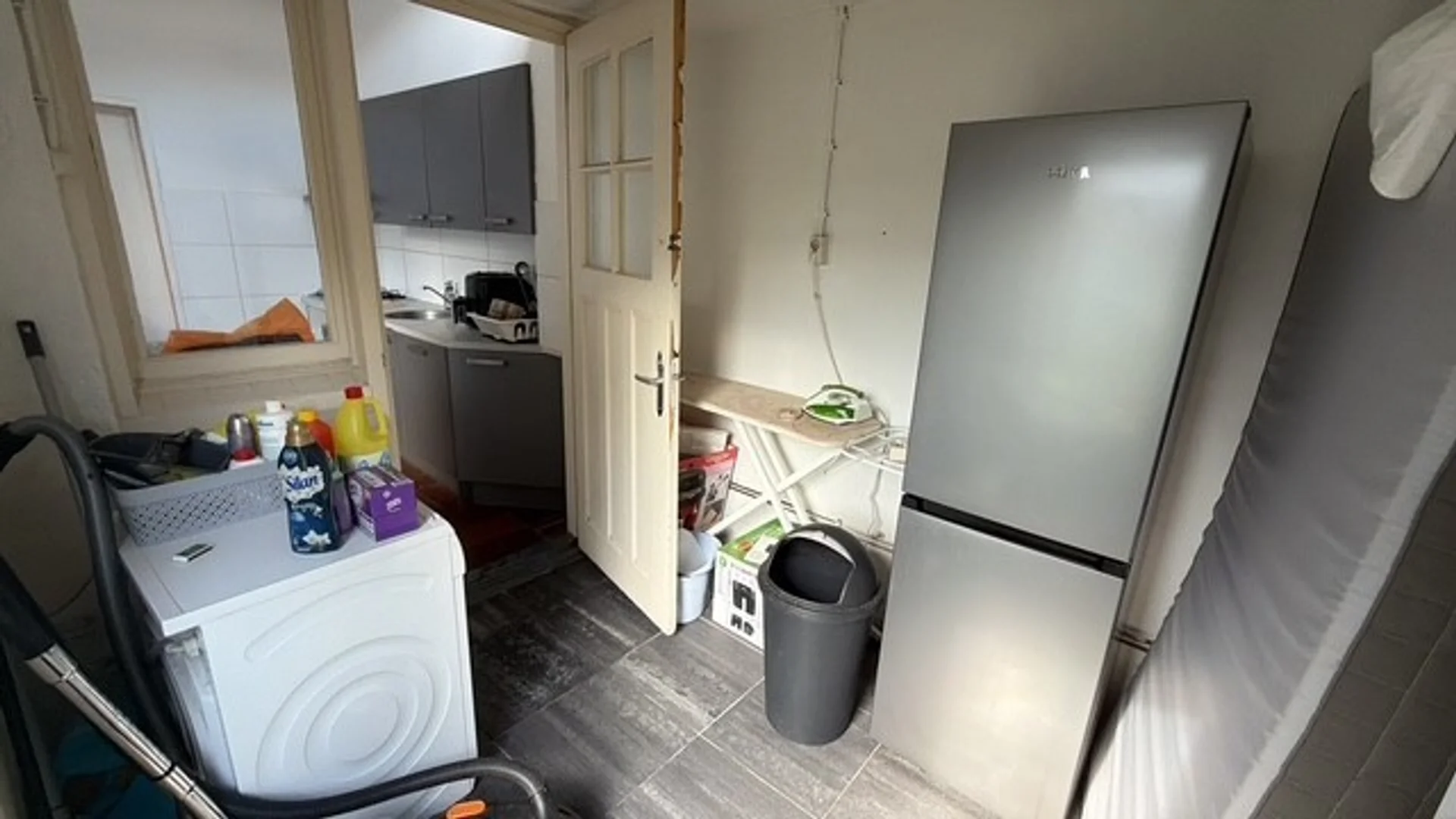 Quarto acessível para estudantes com iluminação ampla em 