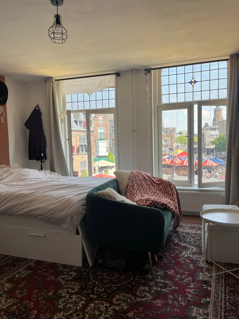 Habitación estudiantil funcional perfecta para estudiar en 