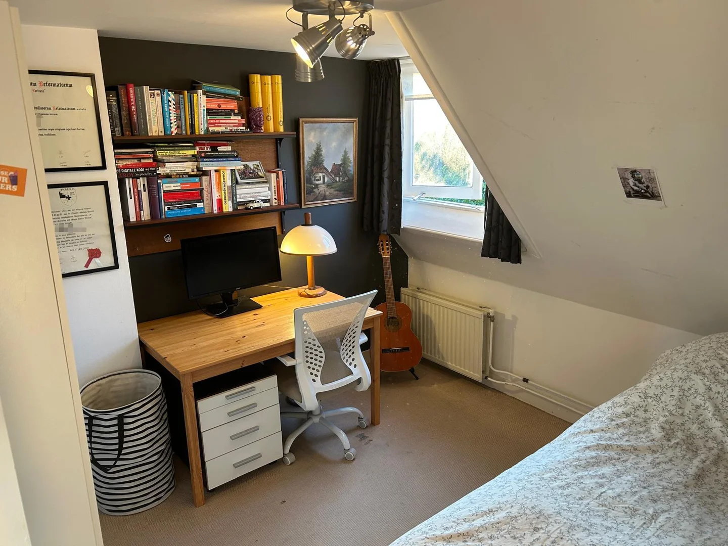 Habitación estudiantil funcional perfecta para estudiar en 