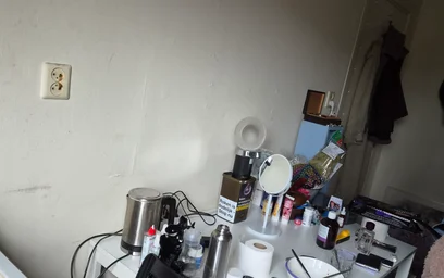 Quarto iluminado em {area}