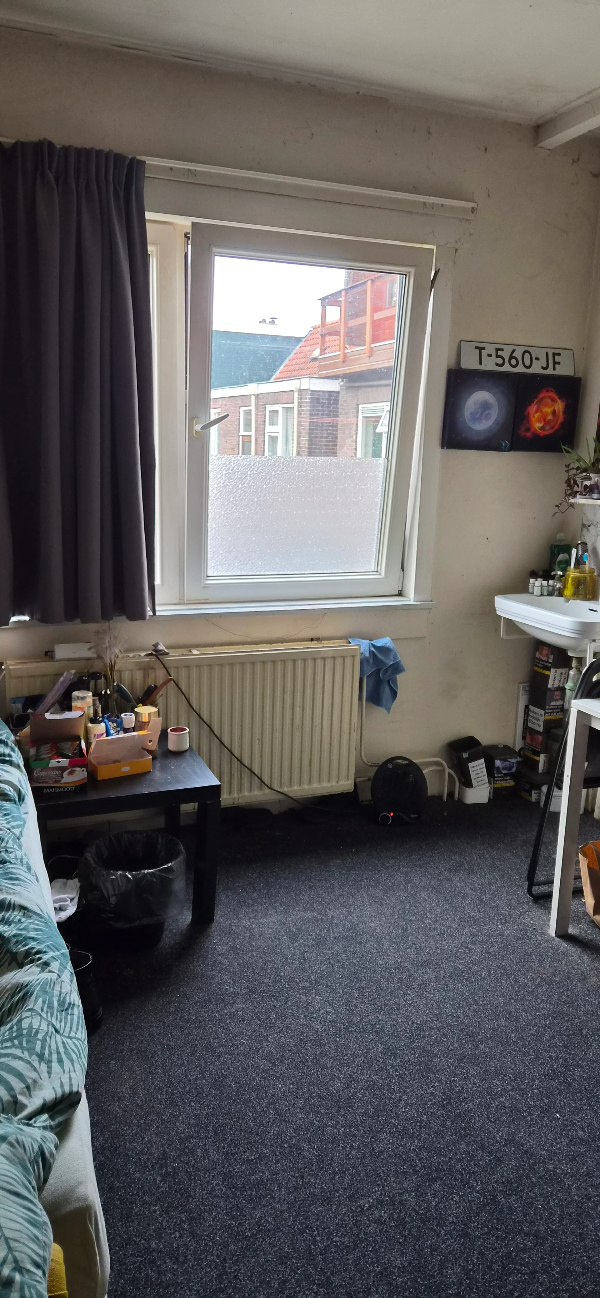Quarto de estudante luminoso e arejado com acesso fácil à universidade em 
