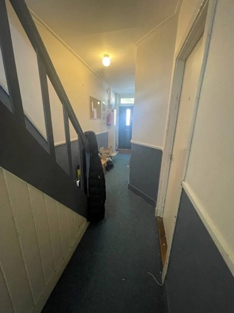 Quarto de estudante económico perto do campus em 