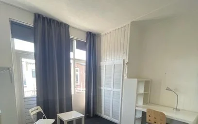 Quarto iluminado em {area}