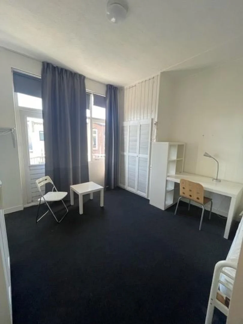 Quarto para alugar em apartamento de estudantes em , totalmente mobilado