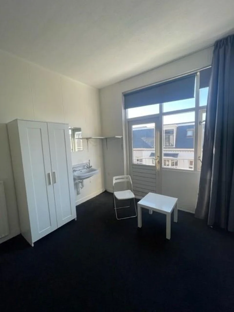 Quarto para alugar em apartamento de estudantes em , totalmente mobilado