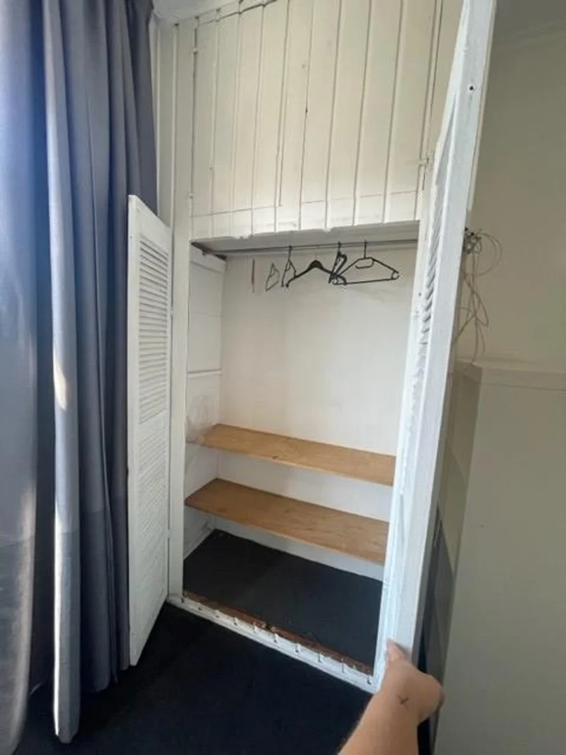Quarto de estudante luminoso e arejado com acesso fácil à universidade em 