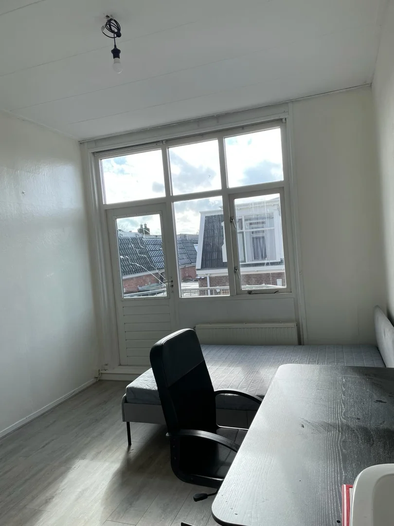 Quarto de estudante em  com área de estudo e instalações partilhadas