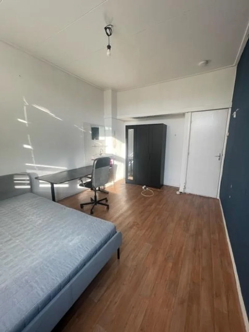 Quarto de estudante económico com localização conveniente em 