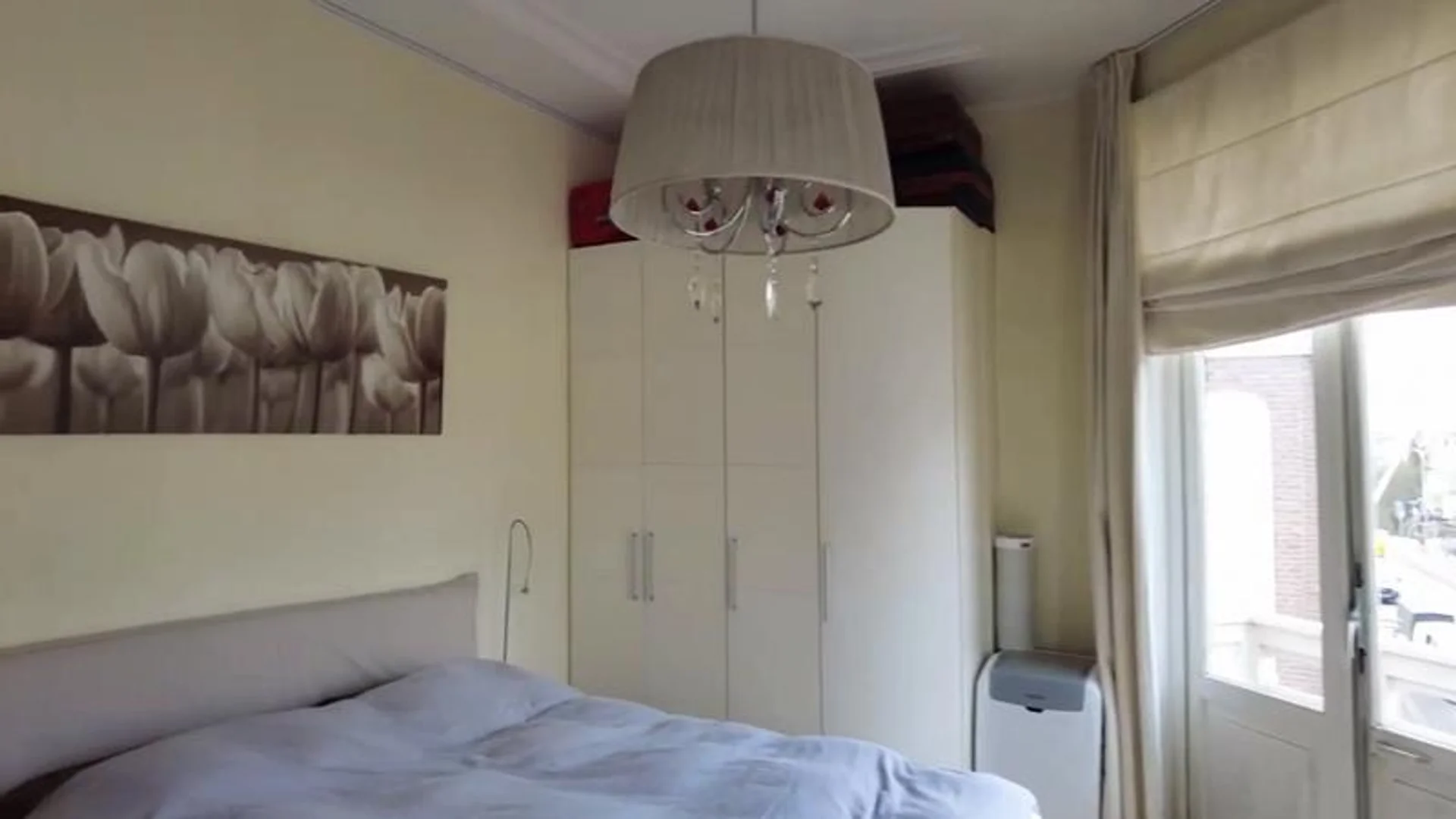 Habitación estudiantil luminosa y aireada con fácil acceso a la universidad en 