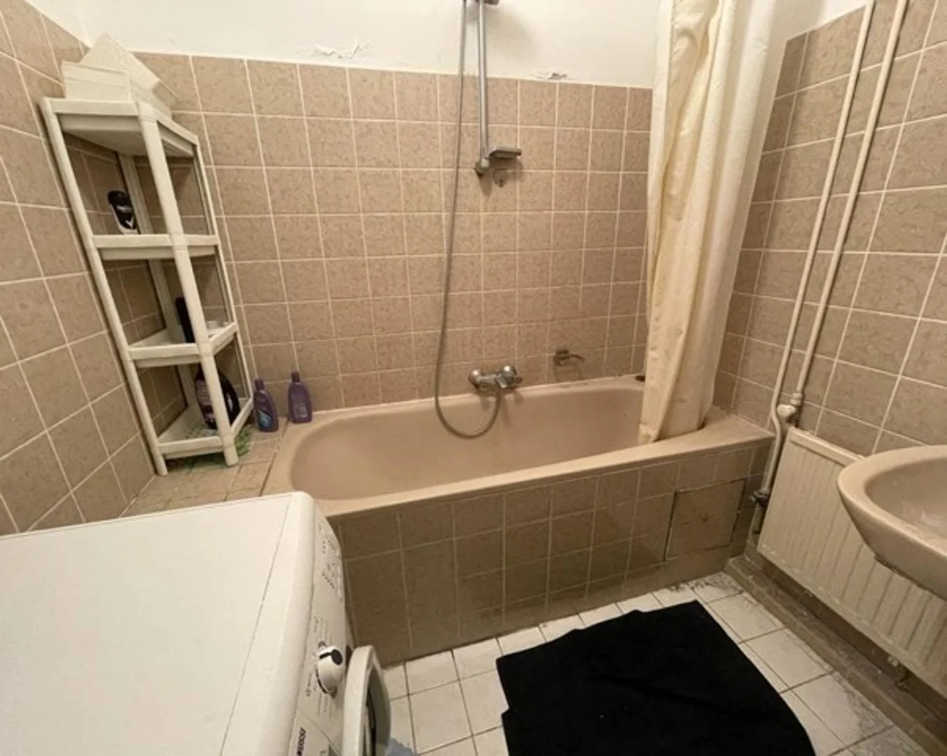 Room for rent in student apartment in , fully furnished