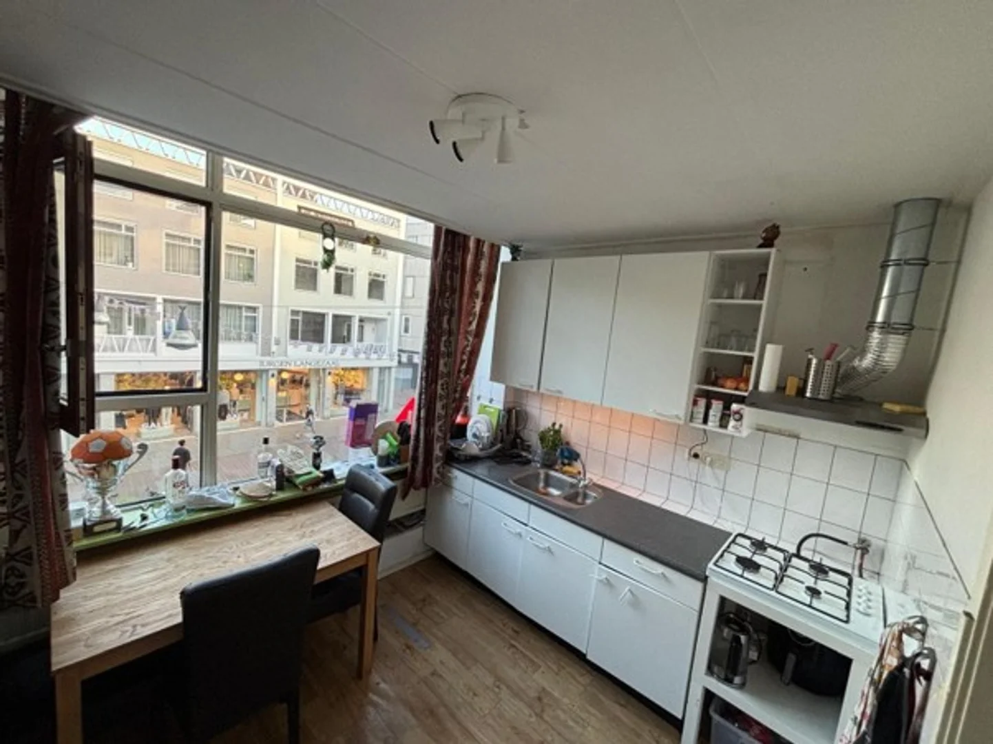 Bright and airy student room with easy university access in 