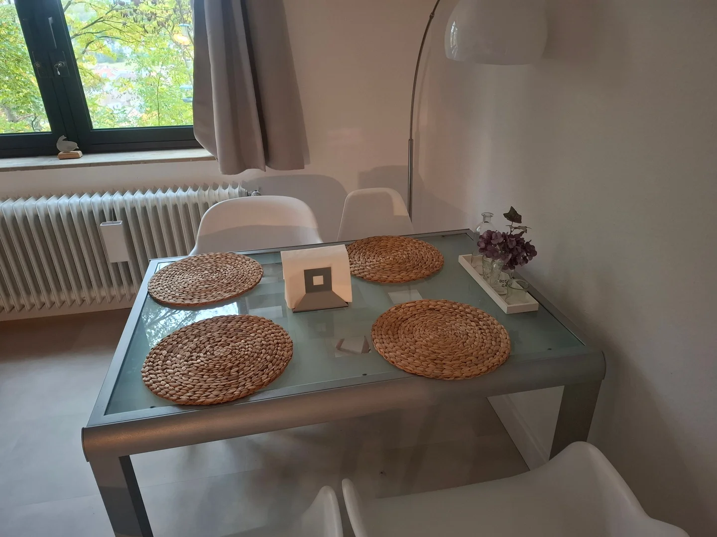 Stanza per studenti luminosa e ariosa con facile accesso all'università a 