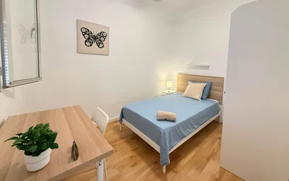 Habitación en alquiler con cama doble {area}