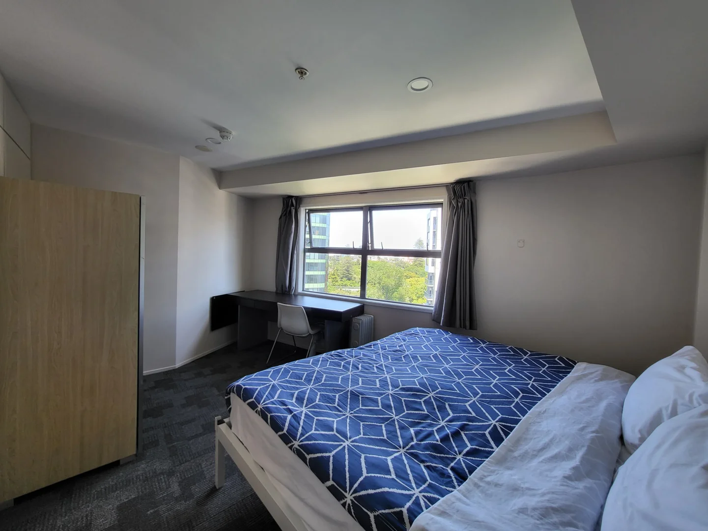 Chambre abordable pour les étudiants avec un bon éclairage dans 