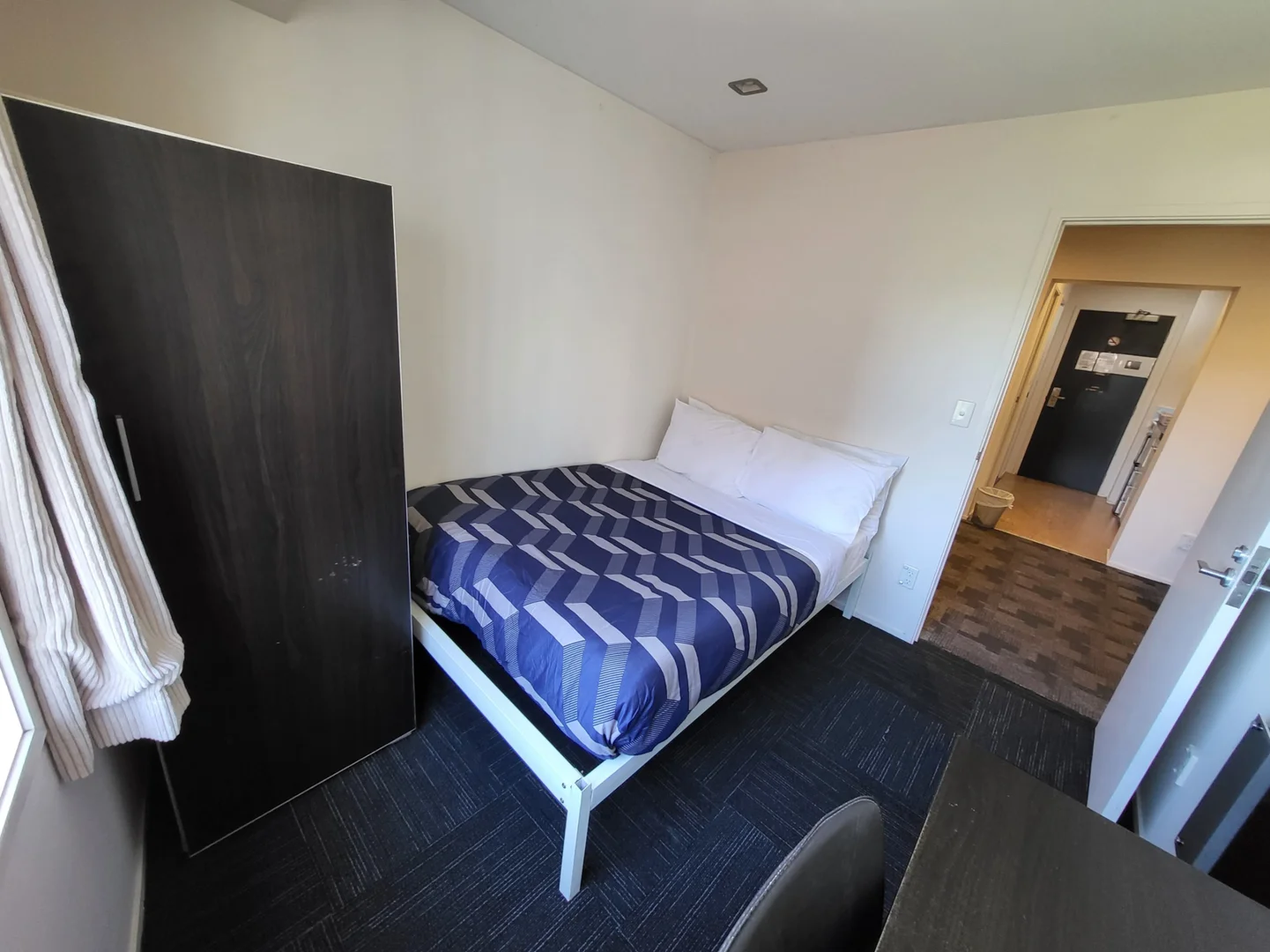 Chambre abordable pour les étudiants avec un bon éclairage dans 