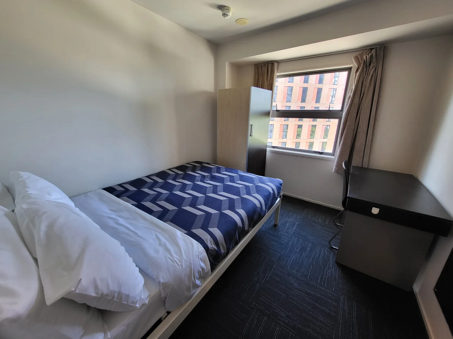 Chambre confortable pour étudiants disponible dans 