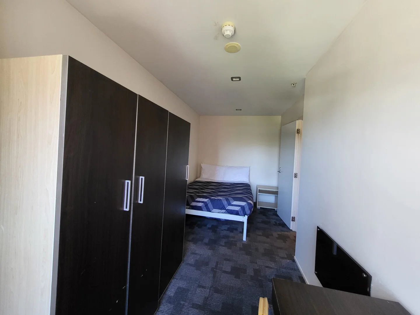 Chambre d'étudiant à  avec espace d'étude et installations communes