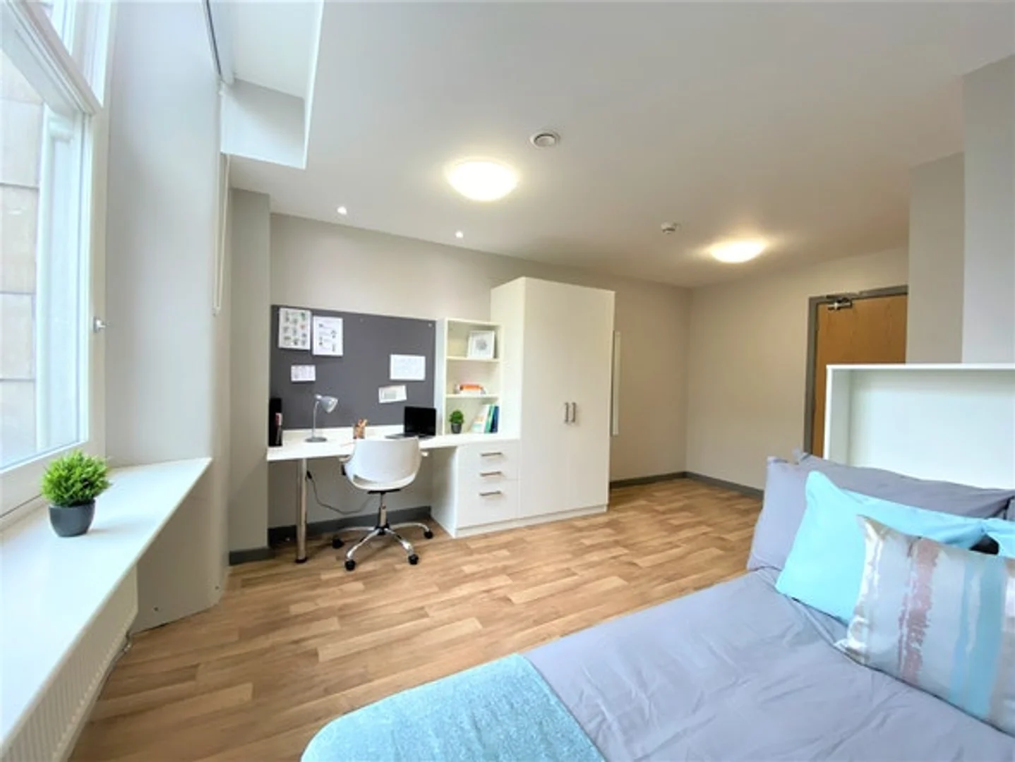 Habitación para estudiantes en con área de estudio y facilidades compartidas