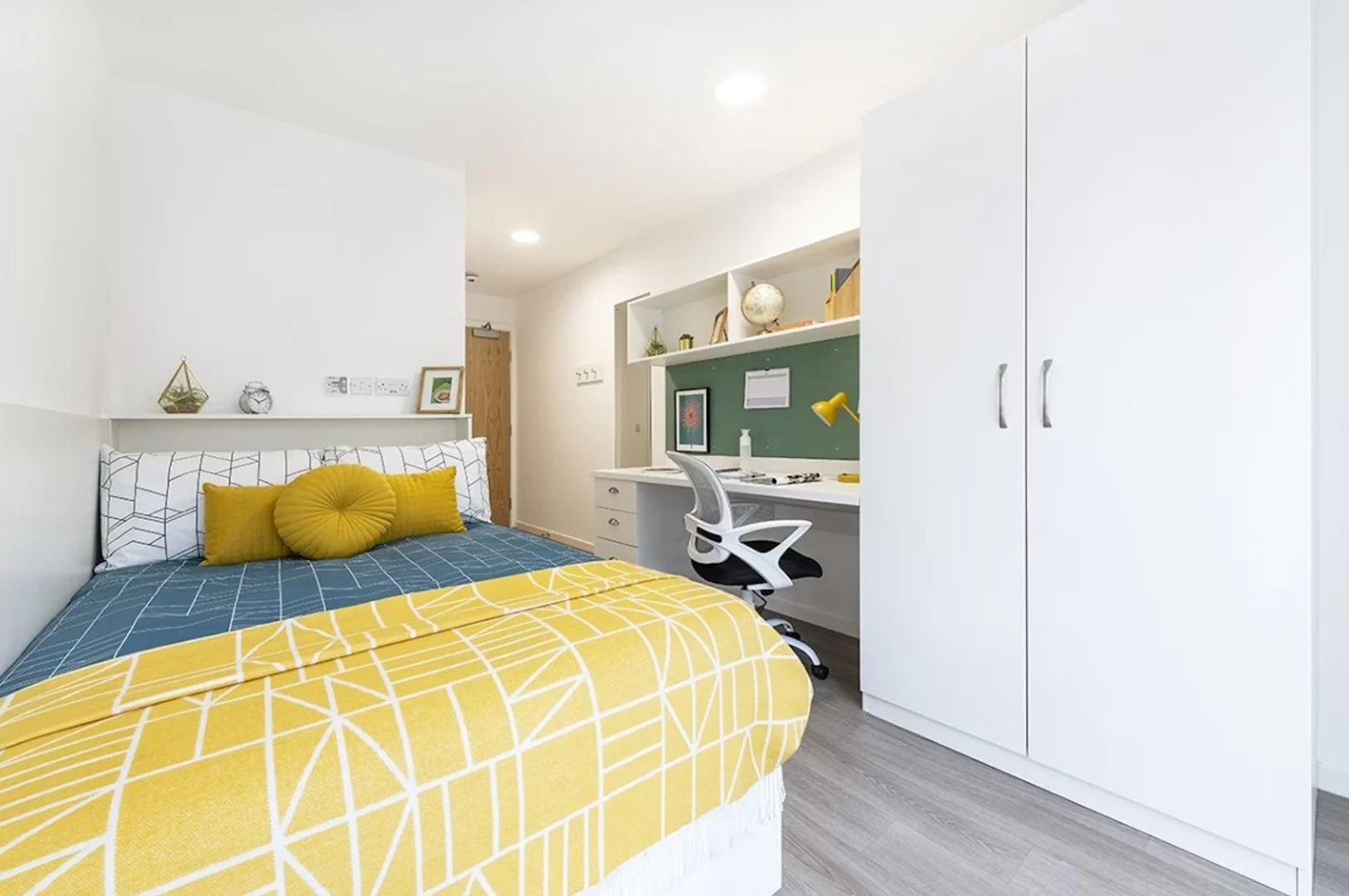 Funktionelles Studentenzimmer perfekt zum Studieren in