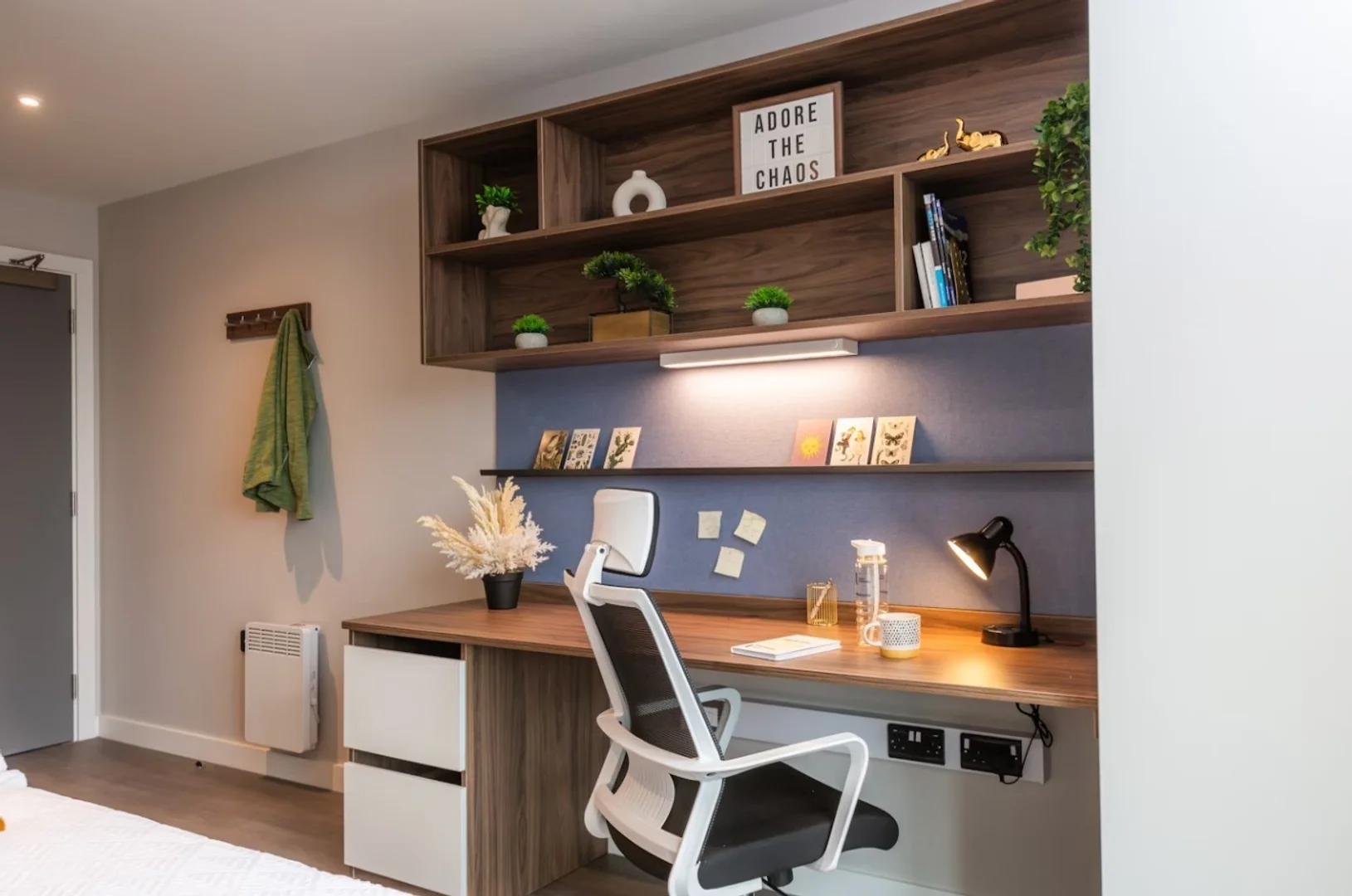 Habitación estudiantil luminosa y aireada con fácil acceso a la universidad en