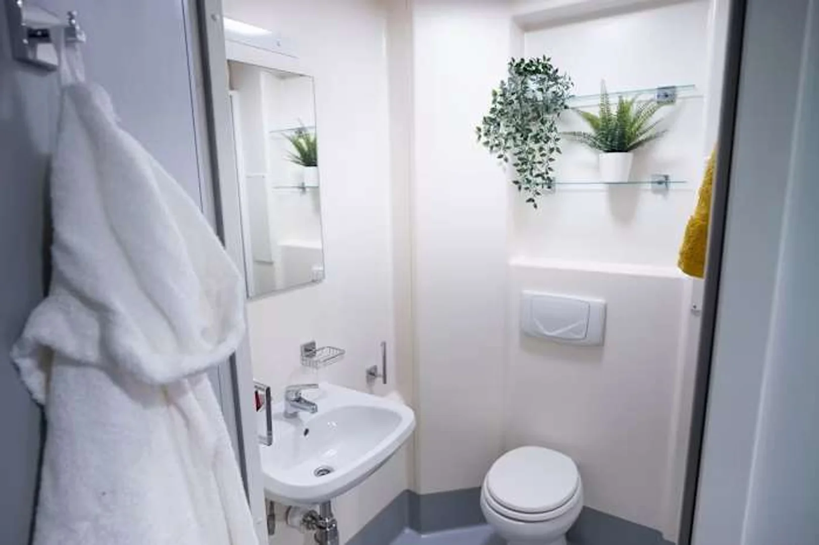 Habitación para estudiantes en con área de estudio y facilidades compartidas