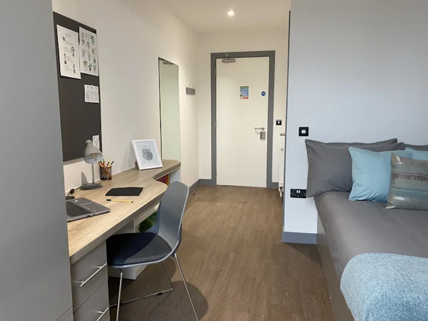 Habitación para estudiantes en con área de estudio y facilidades compartidas