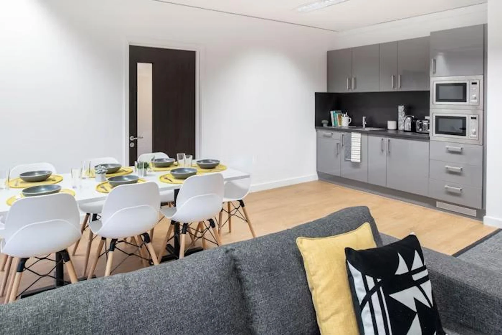 Habitación estudiantil luminosa y aireada con fácil acceso a la universidad en