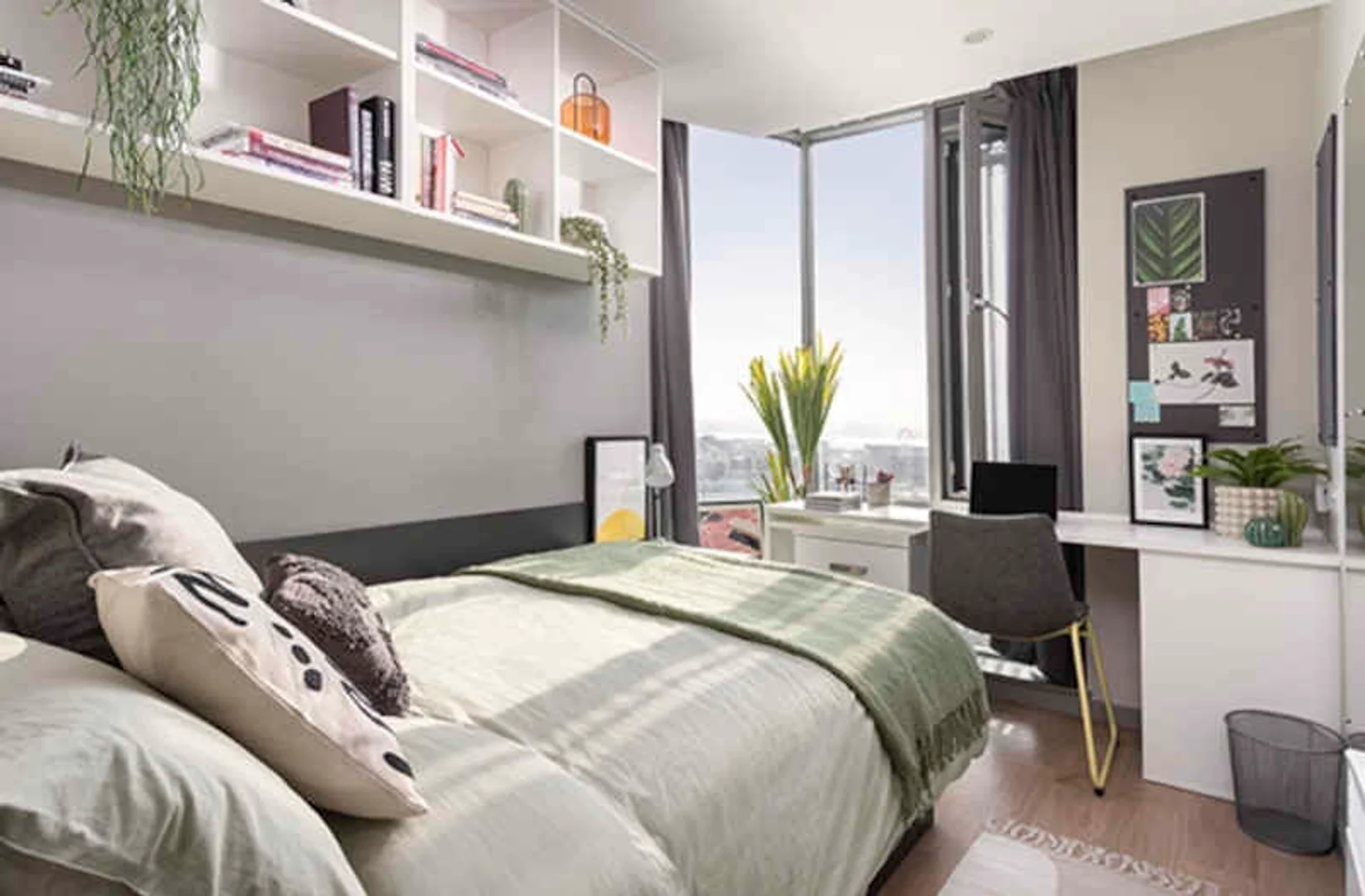 Habitación estudiantil luminosa y aireada con fácil acceso a la universidad en 