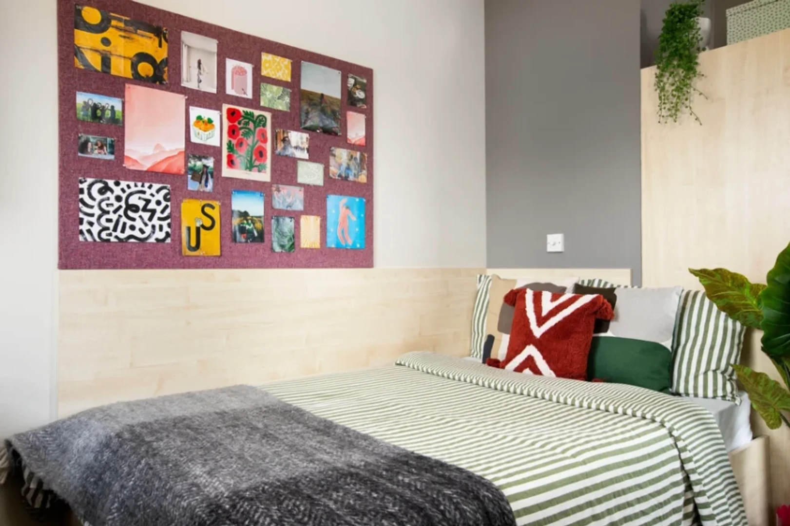 Habitación estudiantil luminosa y aireada con fácil acceso a la universidad en