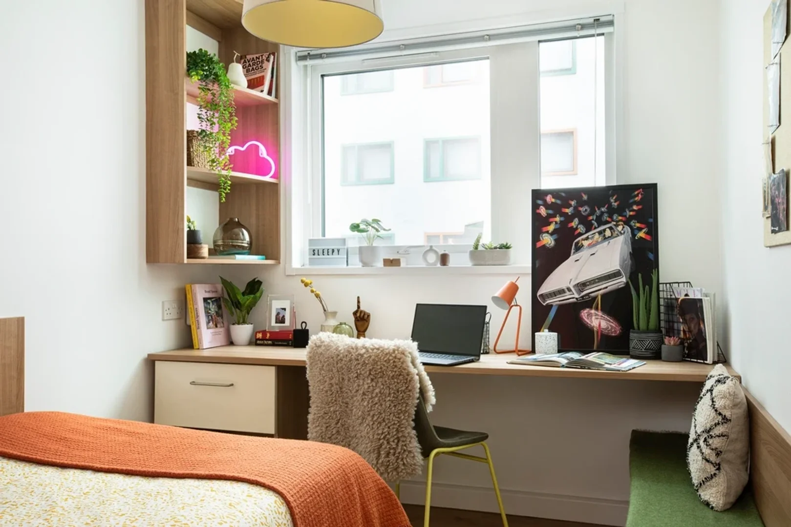 Habitación estudiantil funcional perfecta para estudiar en 