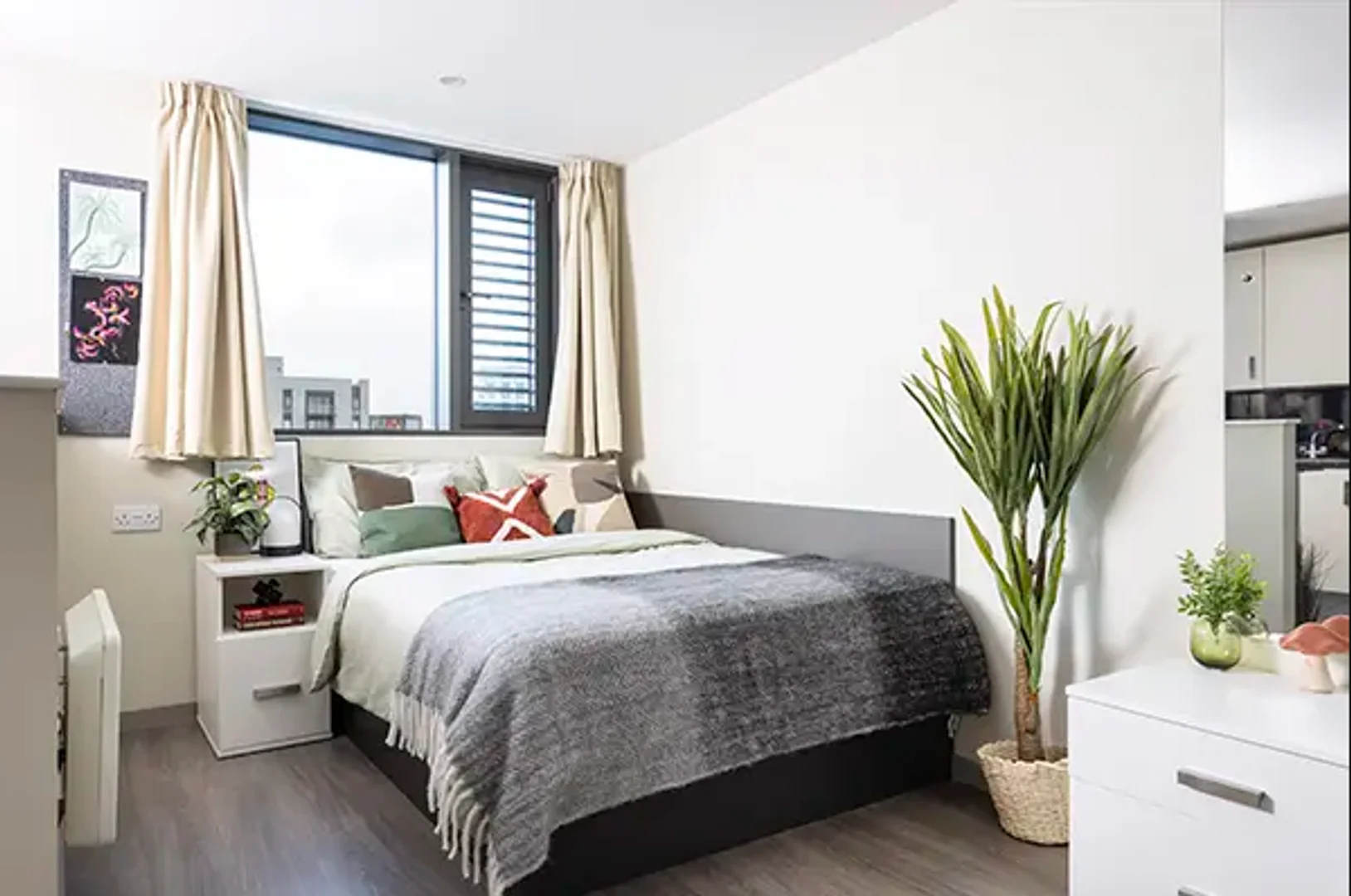 Apartamento estúdio acessível com características essenciais em 