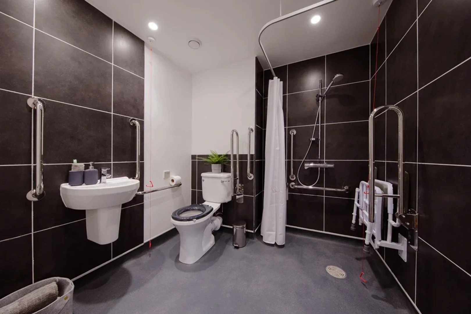 Chic studio apartment near campus in 