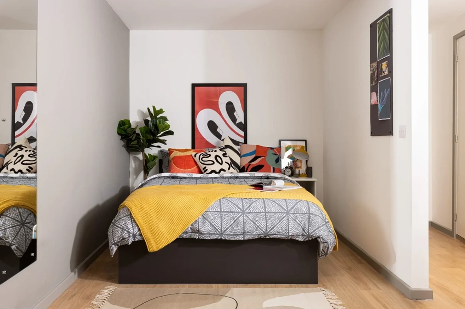 Chic studio apartment near campus in 