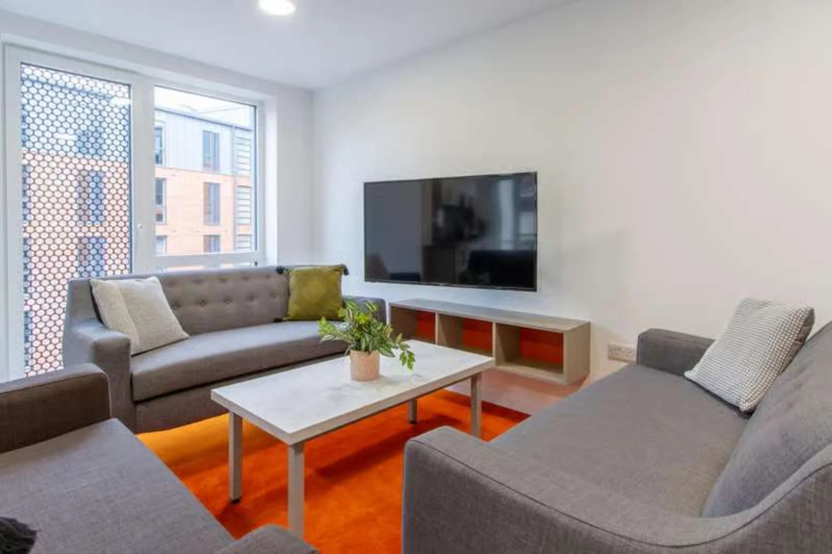 Habitación estudiantil luminosa y aireada con fácil acceso a la universidad en 