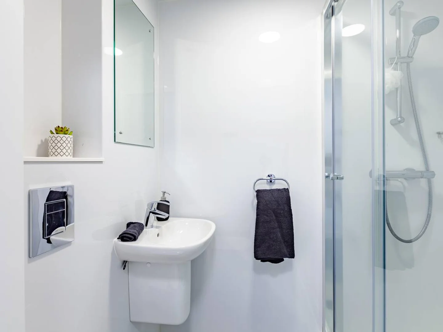 Stanza economica per studenti con ampia illuminazione in