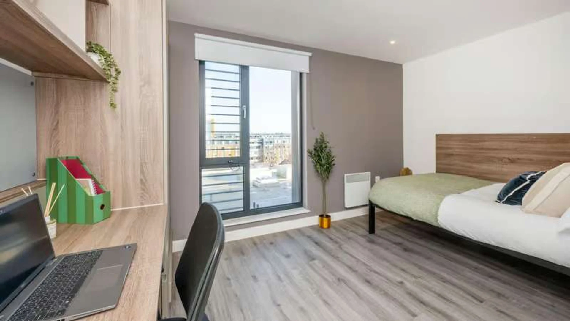 Comfortable and spacious student room in 