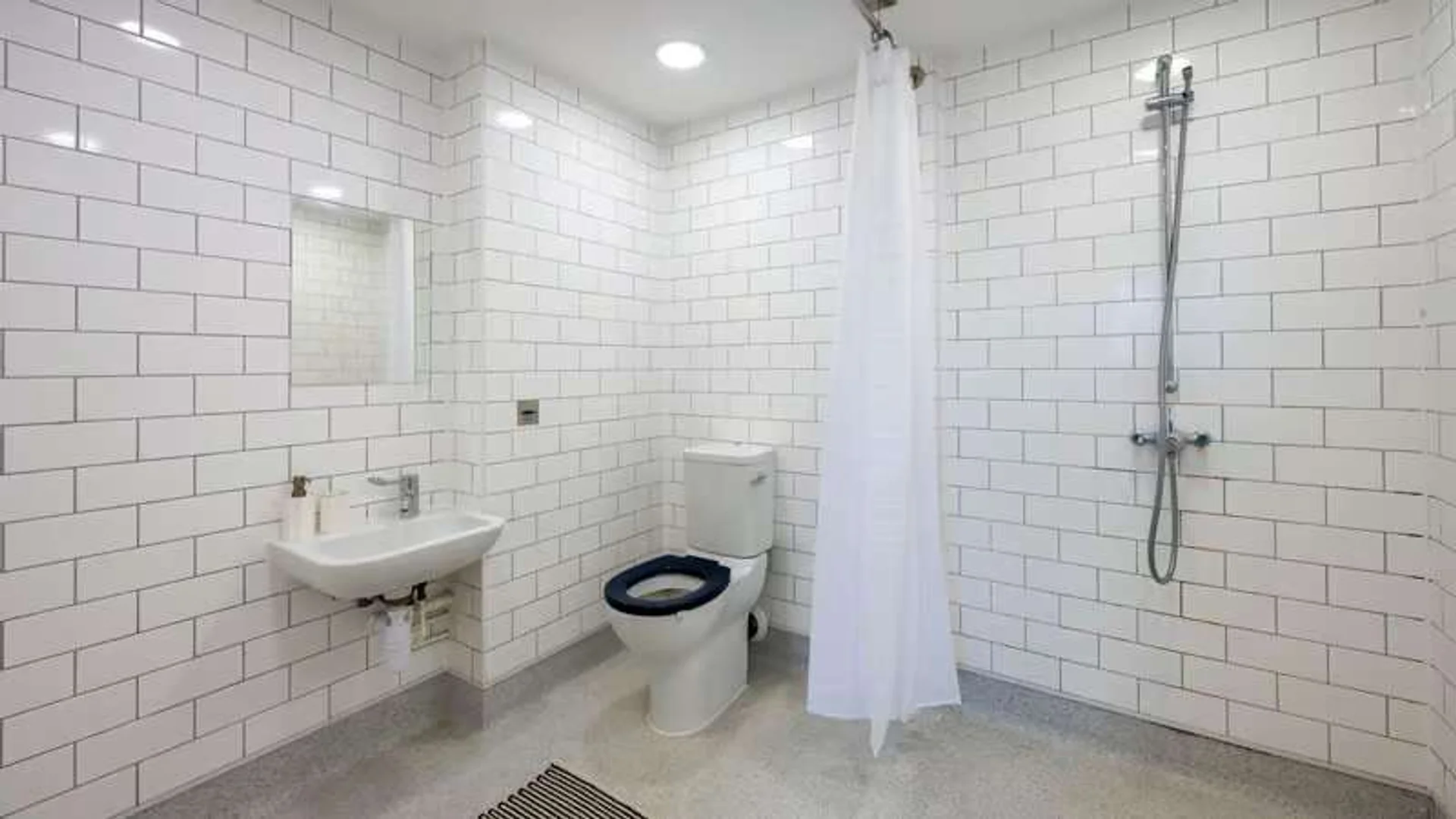 Student-friendly room in  with modern amenities