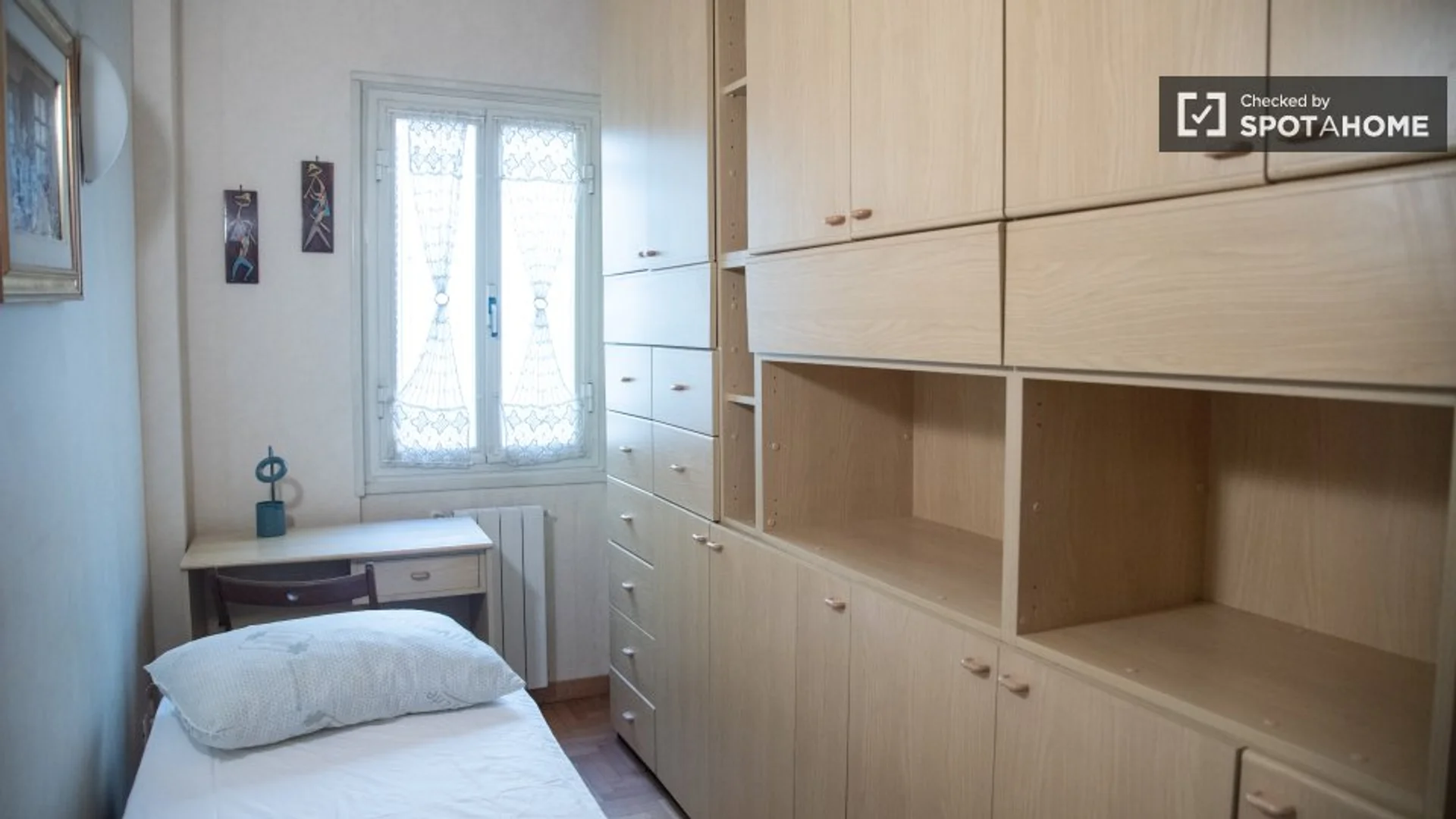 Chambre d'étudiant lumineuse et aérée avec accès facile à l'université dans 