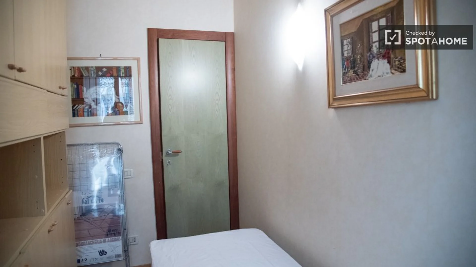 Chambre d'étudiant à  avec espace d'étude et installations communes