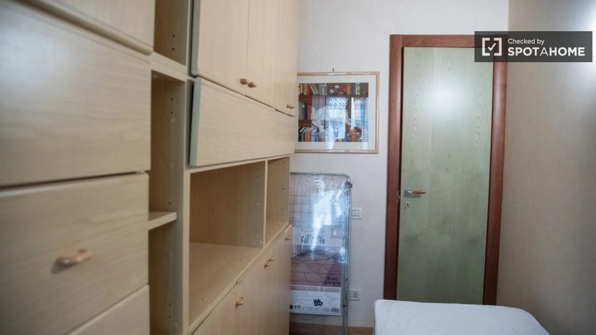 Chambre conviviale pour les étudiants dans  avec des équipements modernes